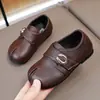 Otoño 2026 Nuevo Estilo Coreano de Moda Versátil Suela Suave Antideslizante Velcro Casual Color Sólido Zapatos Pequeños de Piel para Niños y Niñas