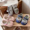 Tênis esportivos de verão infantis estilo coreano 2026, tênis de malha respirável para meninas pequenas, sapatos casuais de malha com sola macia para bebês