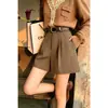 Foto real de shorts de alfaiataria femininos pretos, novo modelo 2026, adequado para primavera e verão, super popular, cintura alta evasê, calça feminina branca muito estilosa