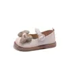 Sapatos de couro para meninas, novo estilo primavera 2026, sapatos macios com laço, sapatos de performance infantis da moda