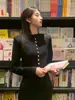 Cárdigan de Punto Negro con Hebilla Metálica Silueta para Mujer en Otoño, Gama Alta, Delgado y Elegante, Estilo Corto con Top Camiseta Básica