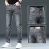 Jeans de hombre de alta gama, forrados de felpa y engrosados, nuevos pantalones rectos ajustados de otoño e invierno 2026, pantalones largos elásticos lavados