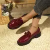 Nuevos mocasines casuales de charol para mujer estilo vintage 2025 de tacón medio alto, talla grande, moda europea y americana con borlas