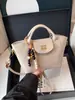 Bolso de Mano, Bolso Tote Pequeño, Bolso Retro de Color Café de Alta Gama para Viajar, Nuevo Bolso Cruzado de Hombro Único con Diseño de Nicho para Mujer