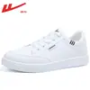 Zapatillas blancas de mujer de tirar, nuevos zapatos casuales versátiles de cuero para mujer de primavera, zapatillas blancas populares, zapatos para parejas