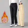 Pantalones de lana de cordero al por mayor transfronterizos, nuevo estilo de invierno, pantalones casuales con forro polar y engrosados para hombre, corte holgado, talla grande, pantalones largos cálidos con relleno de algodón