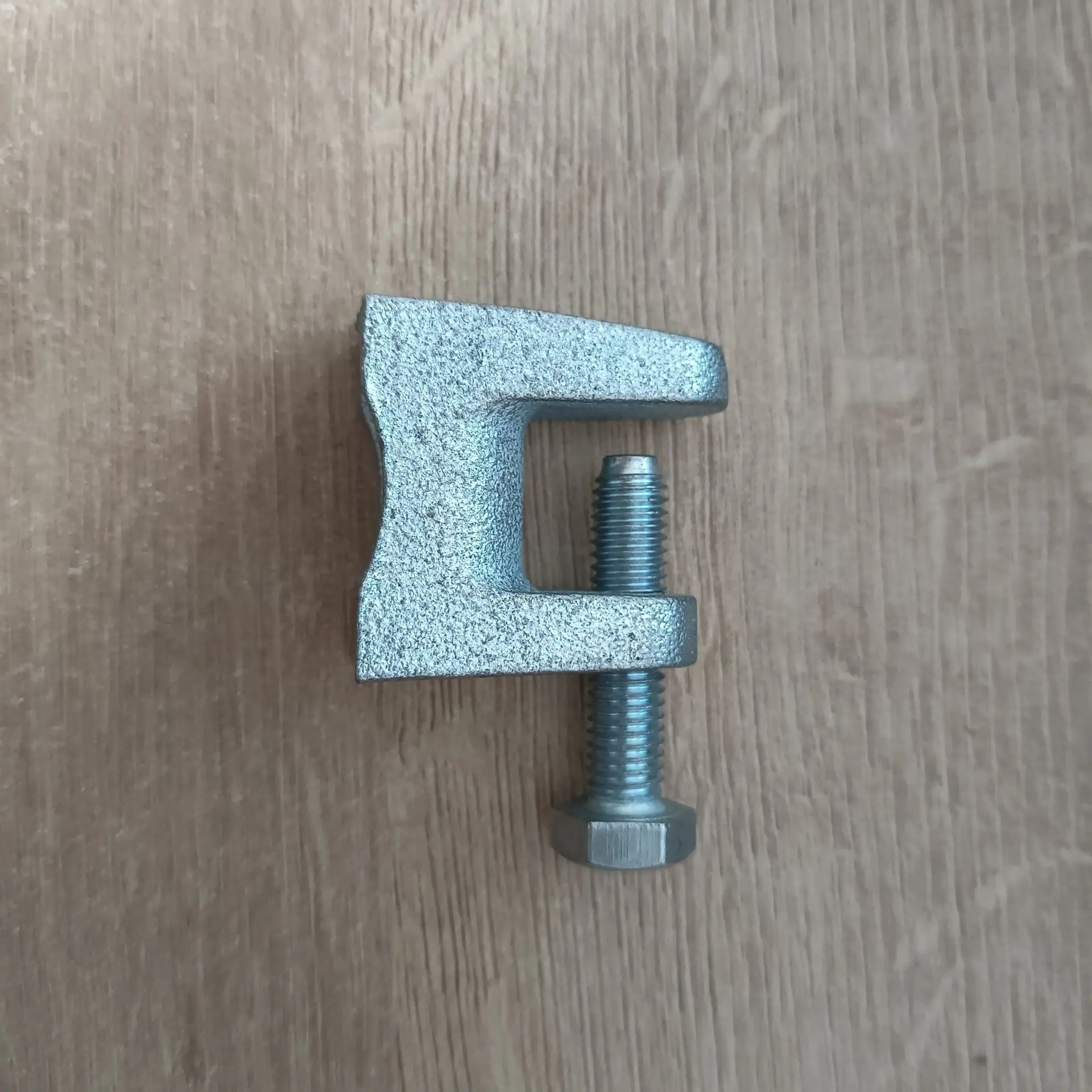 973