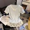 Camiseta Básica de Renda com Costura Estilo Delicado de Manga Curta para Mulheres 2026 Verão Nova Camiseta com Decote V para Cobrir a Barriga Top Falso Duas Peças