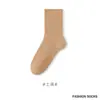 Calcetines de algodón puro para mujer, cálidos y engrosados para otoño e invierno, con diseño de color liso, longitud versátil hasta la pantorrilla y propiedades que absorben la humedad