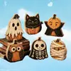 Los productos de madera son un gran éxito de ventas; Decoraciones de escritorio de madera con temática de Halloween, con diseños de calabaza y fantasma, suministradas exclusivamente por un pequeño mercado en Yiwu para venta al por mayor.