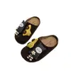 Zapatos Medios Abiertos Birkenstock con Decoración de Dibujos Animados Estilo Coreano de Moda para Niñas Grandes Niñas Nuevas Llegadas Primavera 2026 Zapatos Casuales de Suela Suave