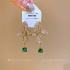 Aretes Colgantes de Flor Chapados en Oro Real de 18K, Lujo Ligero, Gama Alta, Modernos, Aretes Sencillos, Joyería de Cuello Versátil y Exquisita para Mujeres