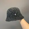 Chapéu de Pescador de Malha Estilo Coreano Outono e Inverno com Etiqueta M para Mulheres, Moda Versátil de Camada Dupla Vazada, Aba Larga, Afina o Rosto, Copa Pequena