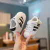 Zapatos nuevos para bebé, antideslizantes, para niñas y niños, de suela blanda, con diseño de concha, adecuados para bebés e infantes, zapatillas deportivas y tenis casuales
