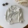 Camiseta básica de alta calidad para niños para otoño e invierno, linda camiseta básica estampada de dibujos animados engrosada de terciopelo de proteína con cuello medio alto
