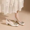 416-3 Zapatos de Mujer Estilo Francés de Charol con Boca Poco Profunda, Tacones Altos de Cuña Gruesa de Punta Cuadrada con Hebilla de Mariposa de Gama Alta, Lujo Ligero