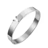 Pulsera Geométrica de Moda Exagerada Transfronteriza Europea y Americana Pulsera de Acero de Titanio V Lujo Ligero Tendencia Popular Modelo Clásico Fabricante de Origen