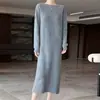Novo vestido de tricô de lã outono e inverno para mulheres, com gola redonda, corte justo e que valoriza a silhueta, estilo casual e moderno, e design de cor sólida