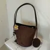 Bolso vintage de ante para mujer, nuevo modelo de otoño 2026, sensación de alta gama, versátil para el uso diario, bolso tipo cubo de un solo hombro para llevar debajo del brazo