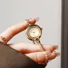 Moda com temperamento retrô luxo leve toque de alta qualidade relógio feminino pulseira requintada relógio feminino de nicho atacado