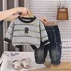 Conjunto de Primavera y Otoño para Niños 2026, Sudadera Rayada Elegante, Pantalones Vaqueros Estilo Coreano Set de Dos Piezas, Moda al por Mayor
