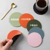 Porta-copos de couro personalizados, tapetes resistentes ao calor, porta-copos de chá resistentes a altas temperaturas, porta-copos redondos para canecas de bar com relevo, feitos sob medida de acordo com o seu design
