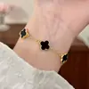Pulsera de Trébol a la Moda, Sencilla, de Lujo Ligero, Elegante, Diseño de Nicho Único y Exquisito, Versátil para el Uso Diario y para Ir al Trabajo
