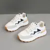 [Personalizado] Zapatos Blancos Transpirables J6117 Nuevo Uso Primavera y Verano 2025 Resistentes al Desgaste Suela Gruesa Casual Aumento de Altura Estilo Coreano