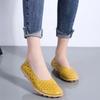 Sapatos Rasos para Mães para Mulheres Verão 2022 Vazados Casuais Confortáveis Mocassins Solado Macio Perfurados Tamanho Grande Sapatos Femininos