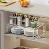 Estante de almacenamiento debajo del fregadero de la cocina, un organizador multifuncional y apilable diseñado específicamente para ollas y sartenes, y una solución de almacenamiento conveniente para especias