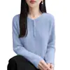 Suéter de tricô jacquard com decote em V estilo francês e detalhes vazados para mulheres, fecho de um botão, mangas compridas, caimento solto, efeito emagrecedor, estilo suave e elegante, perfeito para usar em camadas como base de tricô