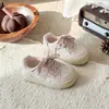 Zapatillas gruesas de moda para niñas, nuevo modelo 2026, zapatos blancos versátiles con estrella para niños, zapatillas casuales de caña baja con lentejuelas
