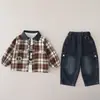 Conjunto para niño 2026 nueva colección de otoño, ropa infantil elegante y moderna, conjunto de tres piezas de cárdigan de cuadros para bebé para niños