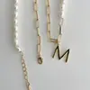 Lindo Elegante, Design de Luxo Acessível, Colar para Mãe com Pérola de Água Doce, Pingente de Aço Titânio Banhado a Ouro com 26 Letras, Corrente de Clavícula
