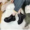 Botas de tornozelo estilo Birkenstock com sola grossa e que aumentam a altura para mulheres, nova coleção outono/inverno 2026, botas únicas com forro de fleece para aquecimento, efeito emagrecedor, botas estilo Martin britânico