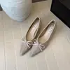 Sapatos de salto plataforma estilo coreano 2026 com um estiloso design patchwork, perfeitos para o outono, apresentando acabamento em camurça e um salto médio retrô