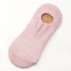 Calcetines nuevos de primavera y verano para damas, calcetines de barco coreanos de color sólido con hilo oscuro, boca poco profunda para mujer, calcetines invisibles antideslizantes para mujer al por mayor