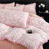 Juego de cuatro piezas de invierno grueso estilo francés bordado de terciopelo de leche con ribete de pelo de conejo, ropa de cama cálida de terciopelo coral antiestático 4