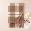Cachecol xadrez estilo coreano para outono e inverno, cashmere sintético, quente, com franjas, adequado para ir ao trabalho, xale moderno e versátil