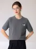 Suéter de cashmere 100% puro com mangas curtas para mulheres, gola redonda, bordado com um pequeno design de cordeiro, um tricô leve e de caimento solto perfeito para o verão, versátil como camada base