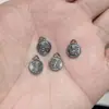 Amazon Más Vendido Vintage Aleación Negro Pistola Gato de la Suerte Colgante Encanto DIY Pulsera Collar Accesorios Mayoreo
