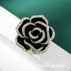 Broche de estilo perfumado pequeno rosa preta Camélia de alta qualidade corpete vermelho elegante simples terno de roupas femininas Pin de suéter