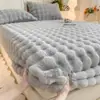 Protector de colchón de felpa de pelo de conejo sintético pieza única con funda de colchón de forro polar adicional juego de tres piezas colcha de forro polar de leche coral funda de colchón de invierno
