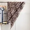 Nuevo Bufanda Triangular Gruesa Cálida con Patrón de Cebra Jacquard Urbano para Otoño e Invierno Chal para Mujer Bufanda con Borlas de Imitación Cachemir Agradable a la Piel