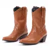 40-50 botas de mujer de talla grande, estilo europeo y americano, para otoño e invierno, para exportación y venta directa en sitios web independientes, con remaches, punta fina, tacón medio y longitud hasta la pantorrilla, estilo Western