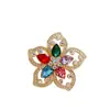 Broche de Flor Hueca de Diamante de Color de Industria Pesada Pin de Gota de Agua con Pedrería Colorida Decoración para Vestido de Noche Cheongsam Adornos Fabricante