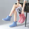 Botas de Lluvia Estilo Nuevo Ropa Exterior para Mujer Cortas de Verano Planas Antideslizantes Botas de Agua Zapatos de Goma para Estudiantes Trabajo de Cocina Zapatos Cortos de Agua Transfronterizo