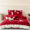 Conjunto de Quatro Peças em Algodão de Fibra Longa com Desenho e Bordado de Cavalo Vermelho Fofo, Capa de Edredom, Lençol de Cama 100% Algodão para Uso na Cama 1