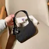 Nova Bolsa de Bolinho Bordada Vintage 2025 Bolsa Pequena em Formato de Meia-Lua Bolsa de Ombro Transversal de Luxo Leve Feminina