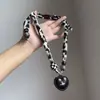 Lenço de Seda Vintage Fk Estampa de Leopardo Novo Nicho com Contas 2025 Colar de Coração Corrente de Clavícula Única